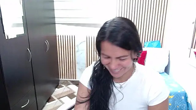 camilavargas  online show from May 31, 2026, 8:42 pm