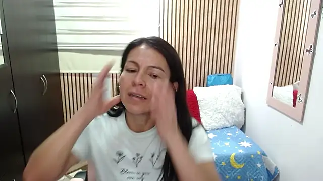 camilavargas  online show from June 9, 2026, 7:04 pm