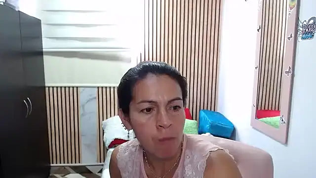 camilavargas  online show from May 15, 2026, 5:22 pm