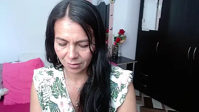 camilavargas  online show from October 2, 2025, 9:40 pm