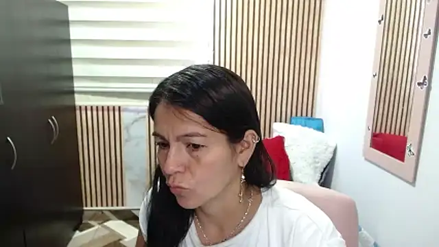 camilavargas  online show from June 16, 2026, 10:32 pm