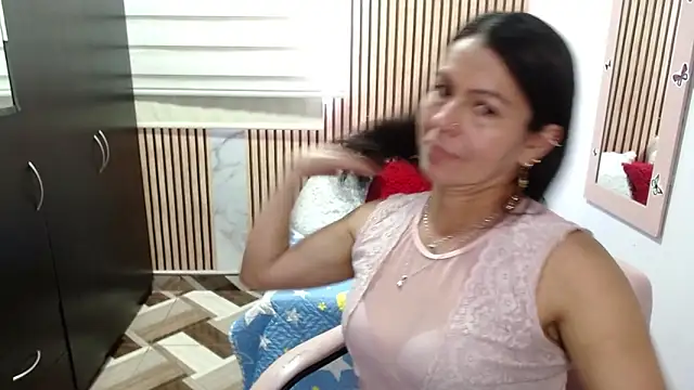 camilavargas  online show from June 1, 2026, 9:47 pm