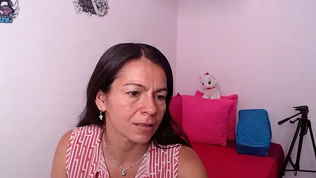 camilavargas  online show from April 2, 2026, 10:05 pm