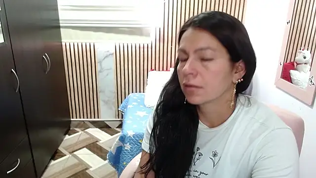 camilavargas  online show from June 6, 2026, 9:42 pm