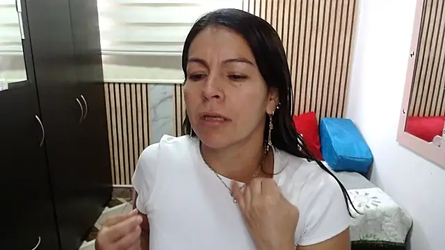 camilavargas  online show from May 26, 2026, 3:32 pm