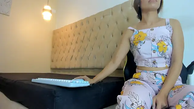 Snapshot of Naomis_35 chatting on March 7, 2026, 7:41 pm Naomis 35 online show from March 7, 2026, 7:41 pm