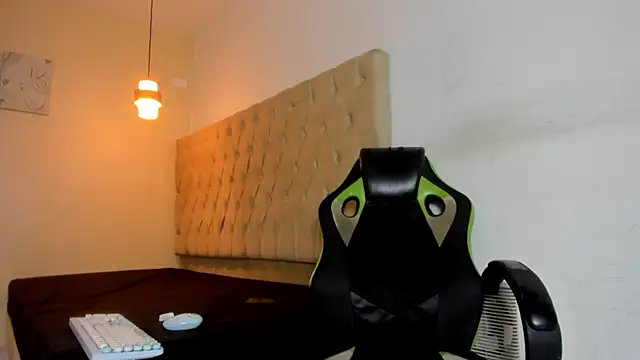 Snapshot of Naomis_35 chatting on March 4, 2026, 7:54 pm Naomis 35 online show from March 4, 2026, 7:54 pm