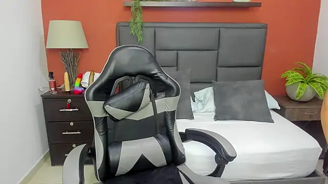 molly lovee  online show from November 27, 2025, 6:52 pm