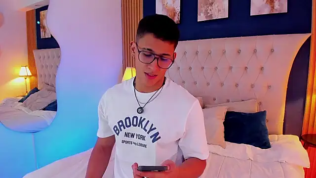 Snapshot of SalvadorFit chatting on July 28, 2026, 9:58 pm SalvadorFit online show from July 28, 2026, 9:58 pm