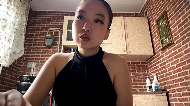 EmmaLeexth online show from March 8, 2026, 10:07 am