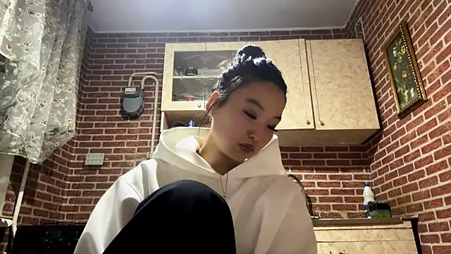 EmmaLeexth online show from November 13, 2025, 1:26 pm