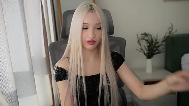 Snapshot of Laura_Obsidian chatting on November 8, 2025, 7:56 am Laura Obsidian online show from November 8, 2025, 7:56 am