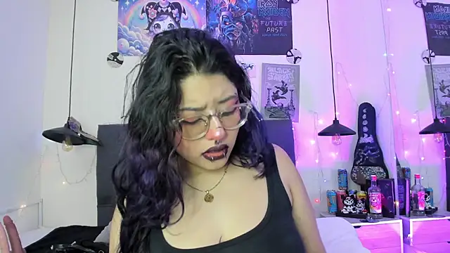 SabrinaV  online show from April 18, 2026, 11:23 am