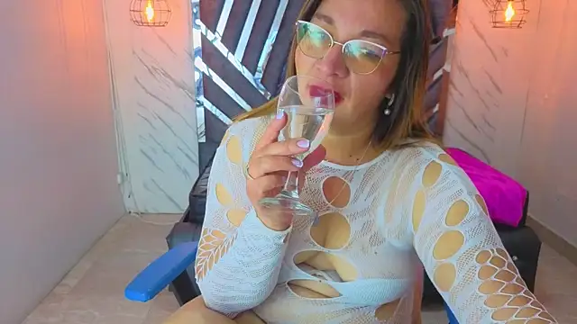 MaylinRosse  online show from June 18, 2026, 6:46 pm