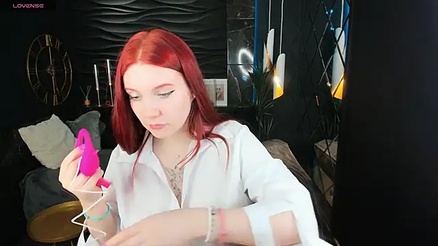Layla Glam online show from April 26, 2026, 1:19 pm