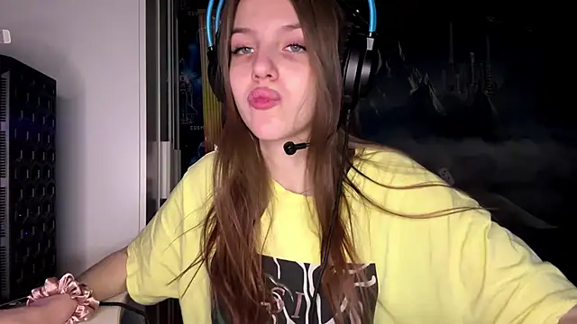 Elira Breeze online show from November 9, 2025, 1:15 pm