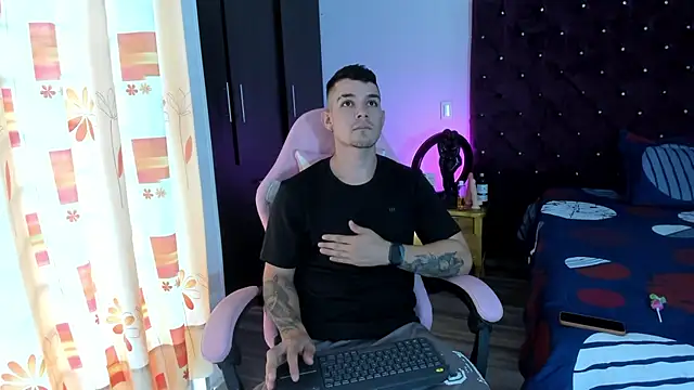 BooyHott  online show from November 23, 2025, 7:13 pm