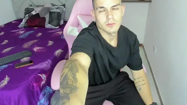 BooyHott  online show from December 5, 2025, 7:55 pm