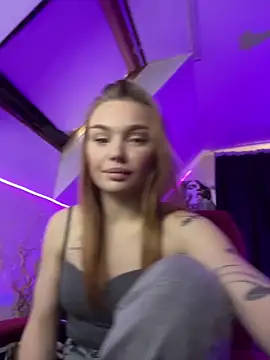 KitsyMoore online show from September 21, 2025, 3:50 pm