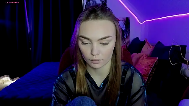 KitsyMoore online show from October 25, 2025, 1:23 pm