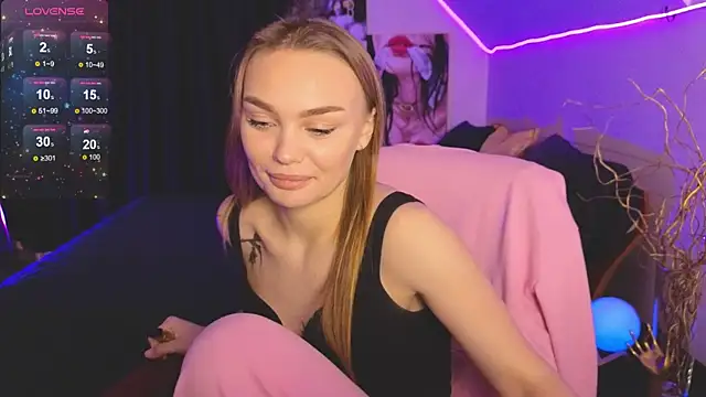 KitsyMoore online show from October 4, 2025, 4:52 pm