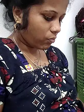 sweetqueen143 online show from February 12, 2026, 6:02 am