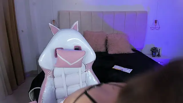 Gyal 8  online show from November 28, 2025, 4:12 am