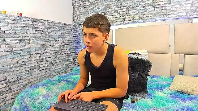 Julian wolf18 online show from October 16, 2025, 3:42 pm