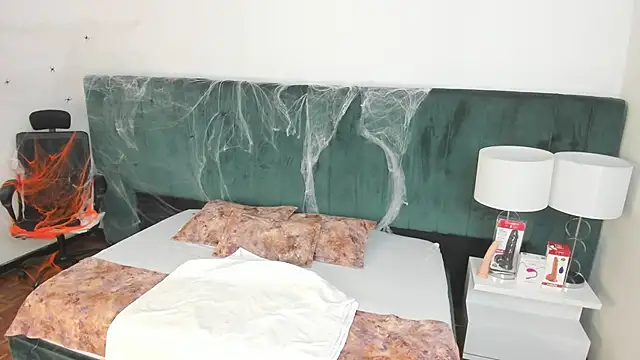 VanessaParis   online show from October 18, 2025, 8:44 pm