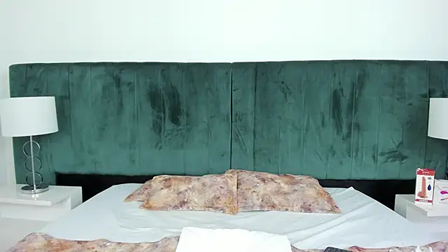 VanessaParis   online show from September 28, 2025, 8:27 pm