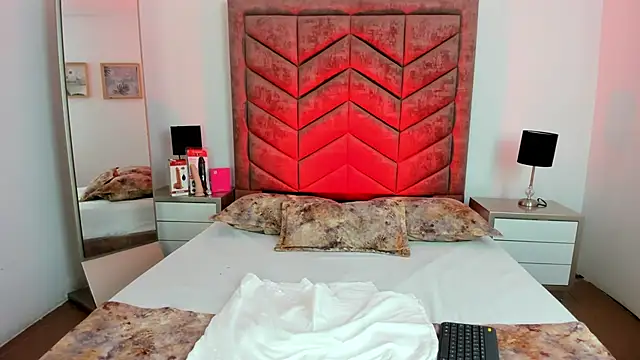 VanessaParis   online show from November 28, 2025, 9:04 pm