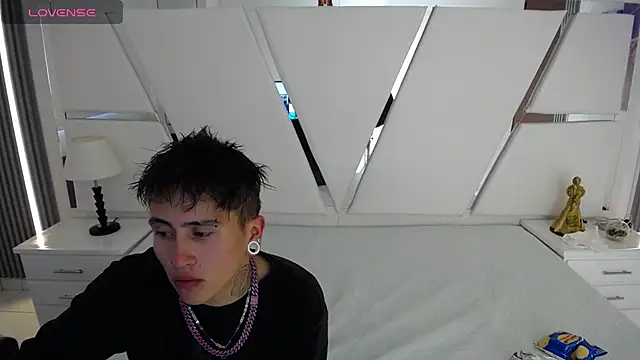 oblivionlove online show from May 12, 2026, 9:21 pm