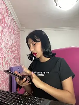 Snapshot of xoxo_milk chatting on February 17, 2026, 5:32 pm xoxo milk online show from February 17, 2026, 5:32 pm