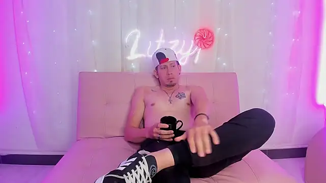 Pink1  online show from October 8, 2025, 6:41 pm