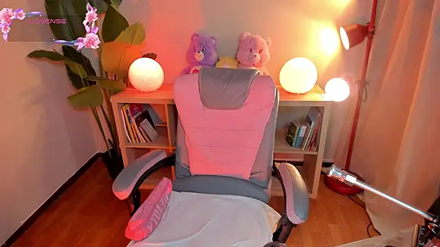 kehlannis  online show from February 17, 2026, 8:39 pm