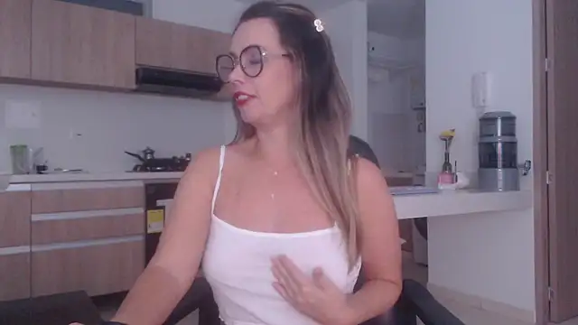 Snapshot of LovePaula chatting on March 15, 2026, 11:12 pm LovePaula online show from March 15, 2026, 11:12 pm