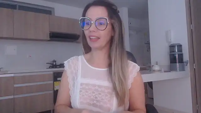 Snapshot of LovePaula chatting on March 19, 2026, 11:43 am LovePaula online show from March 19, 2026, 11:43 am
