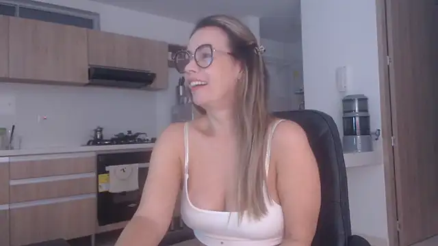 Snapshot of LovePaula chatting on February 6, 2026, 10:33 am LovePaula online show from February 6, 2026, 10:33 am