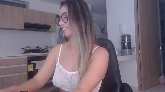 Snapshot of LovePaula chatting on April 15, 2026, 11:16 am LovePaula online show from April 15, 2026, 11:16 am