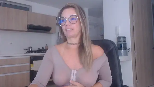 LovePaula online show from October 25, 2025, 11:09 am