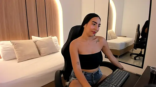 olivia willoow online show from December 14, 2025, 3:24 am