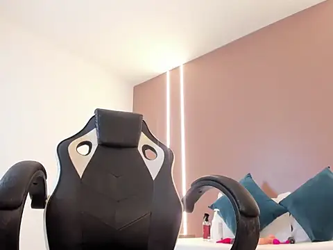 zoee zi online show from March 14, 2026, 8:37 pm