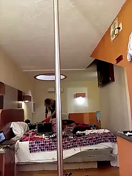 transreyna online show from January 1, 2025, 8:58 pm