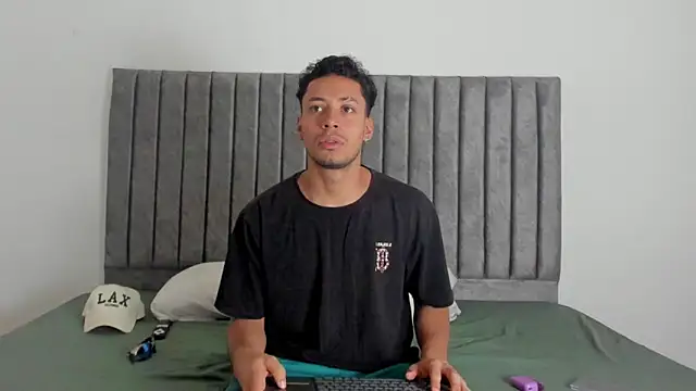 aroncooper1 online show from October 4, 2025, 11:23 am