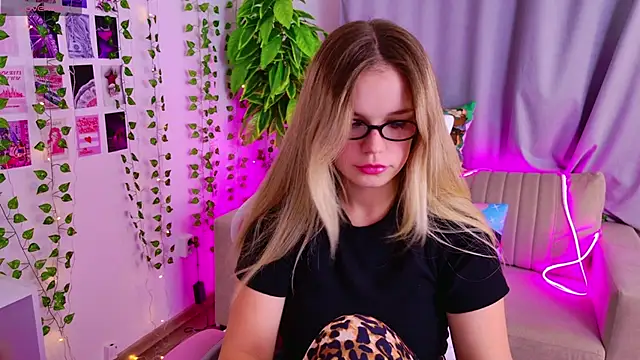 KellyHayden online show from November 15, 2025, 3:49 pm