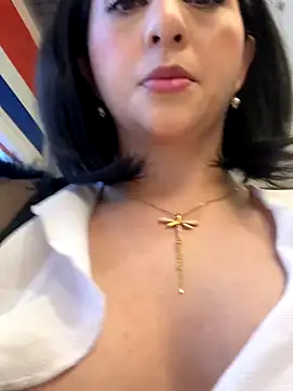 LlianneDiamond1 online show from December 2, 2025, 11:17 pm