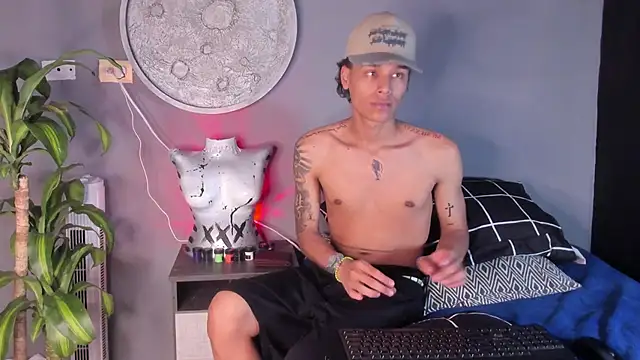 Frayhot777 online show from October 27, 2025, 12:00 am