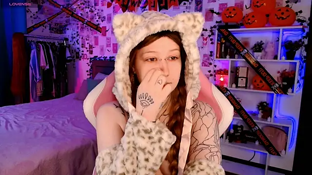 Ayla Hicks online show from October 25, 2025, 4:22 am