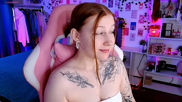 Ayla Hicks online show from November 11, 2025, 3:23 am