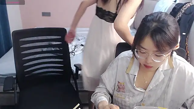 redrose520 online show from October 10, 2025, 12:06 pm